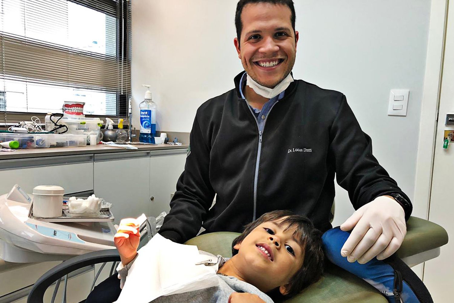 Dr. Lucas Datti realizando tratamento odontológico na clínica em São Paulo
